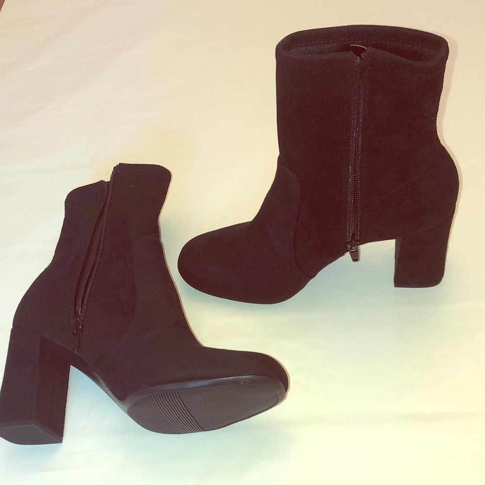 NIB! Naturalizer 9 W - Black faux Suede booties.